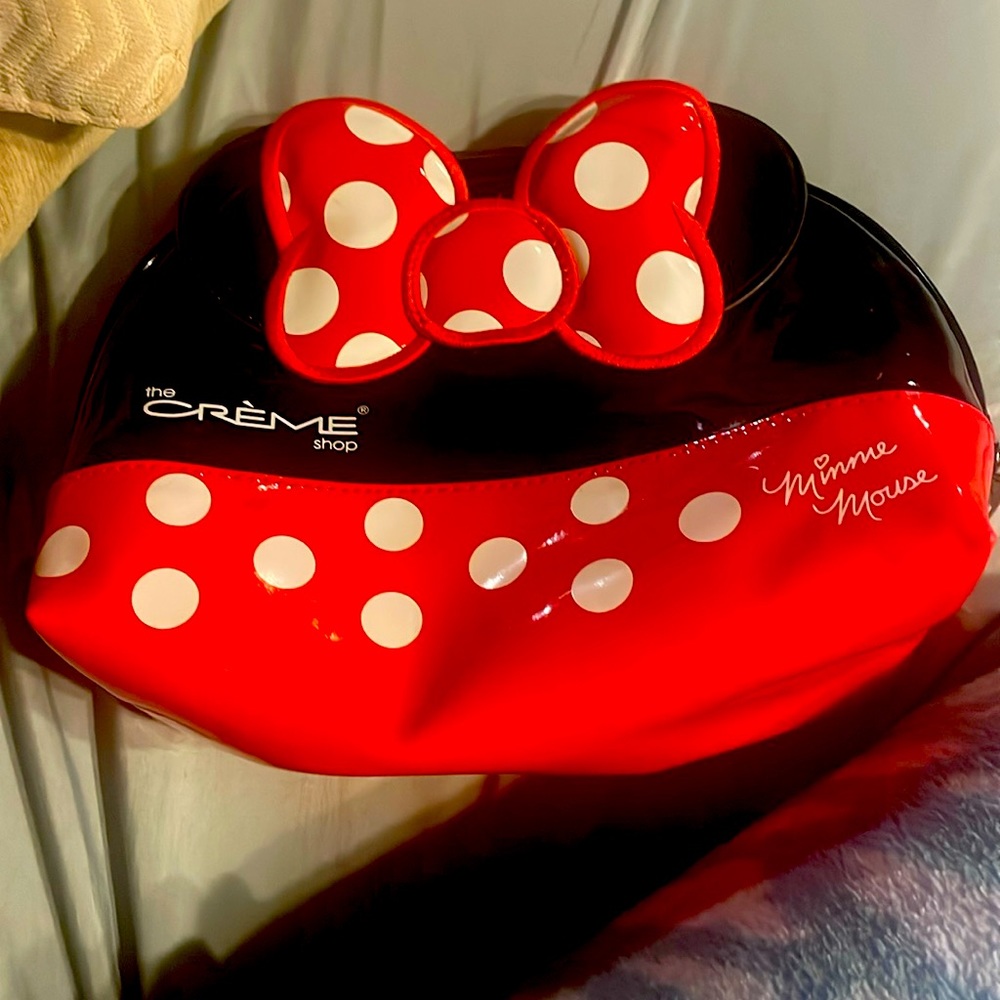 This is a very pretty Minnie mouse bag. It can hold a lot of things